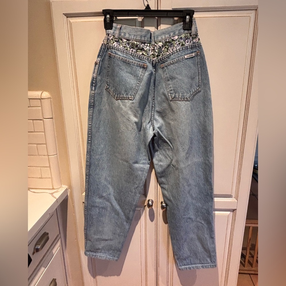 Manisha Classic High Rise Blue Jeans with floral fabric Size 7 (26) light wash